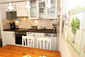 Kylskåp, mikrovågsugn, ugn och diskmaskin