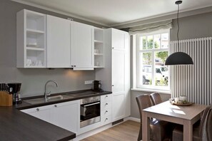 Kühlschrank, Ofen, Geschirrspüler, Wasserkocher mit Kaffee-/Teezubehör