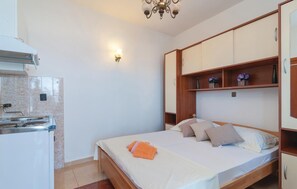 Free WiFi, bed sheets - Beach front apartment in Omis with house sea view (Omis)