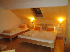 A bedroom with two single beds, a skylight, and wall-mounted lamps. - Apartment 2 - Ferienhof Nußbaumer (Gaisberg)