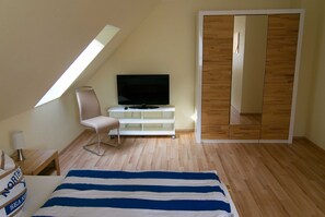 3 bedrooms, travel crib, WiFi