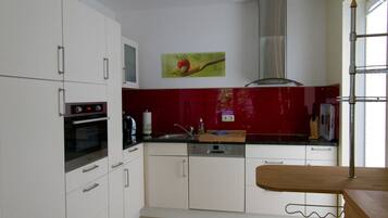 Kühlschrank, Mikrowelle, Ofen, Geschirrspüler