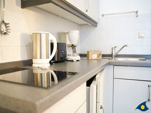 Kühlschrank, Mikrowelle, Wasserkocher mit Kaffee-/Teezubehör