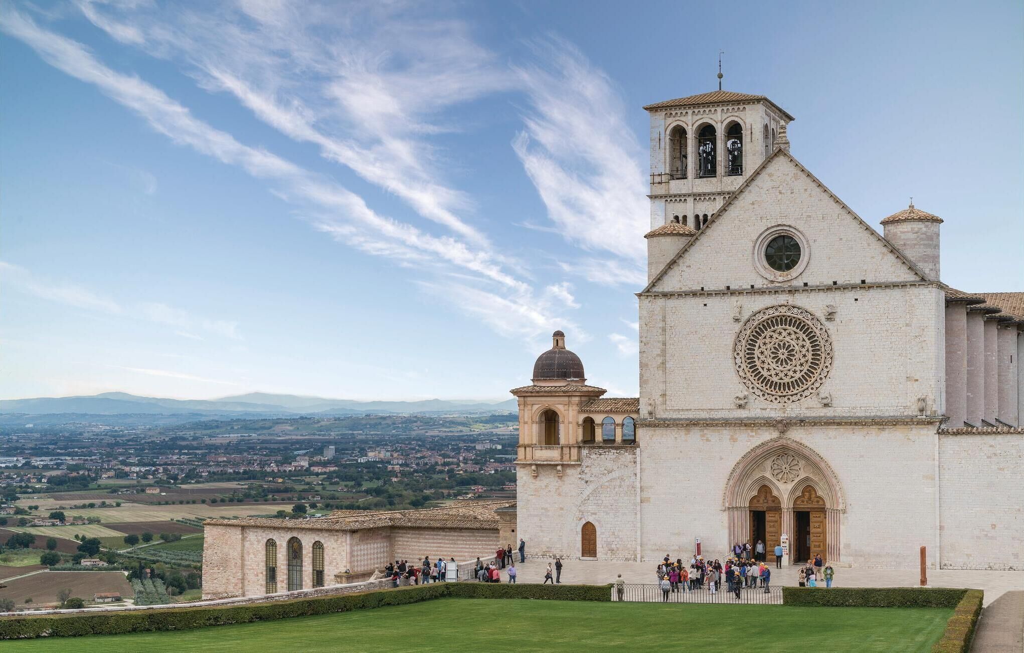 Une église historique dotée d’un clocher imposant et d’une grande fenêtre circulaire.