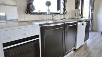 Køleskab, kogeplade, opvaskemaskine, kaffe-/temaskine