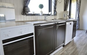 Réfrigérateur, micro-ondes, plaque de cuisson, lave-vaisselle