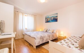 2 bedrooms, internet, bed sheets