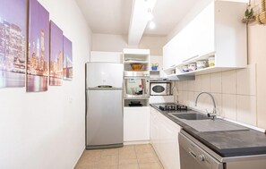 Refrigerador, microondas, parrilla de estufa y lavavajillas 