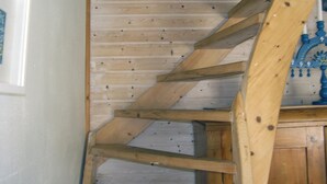 En trappe i træ med et enkelt design, der fører ned til et lavere niveau.