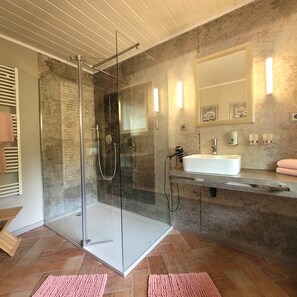 Dusj, hårføner, håndklær og såpe