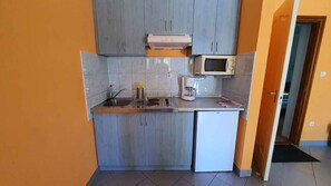 Kjøleskap, mikrobølgeovn, kokeplater og kaffetrakter/tekoker