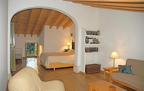 5 bedrooms, travel crib
