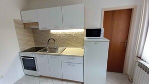 Fridge, microwave, oven, stovetop - Holiday apartment with air conditioning and terrace (Poreč)