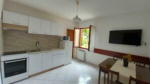 Fridge, microwave, oven, stovetop - Holiday apartment with air conditioning and terrace (Poreč)