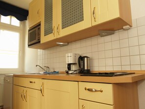 Køleskab, mikrobølgeovn, opvaskemaskine, kaffe-/temaskine