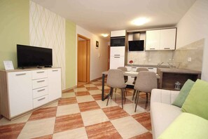 TV - Holiday apartment near the sea (Baška)