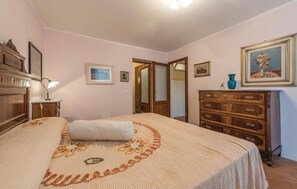 2 bedrooms, travel cot, WiFi, bed sheets