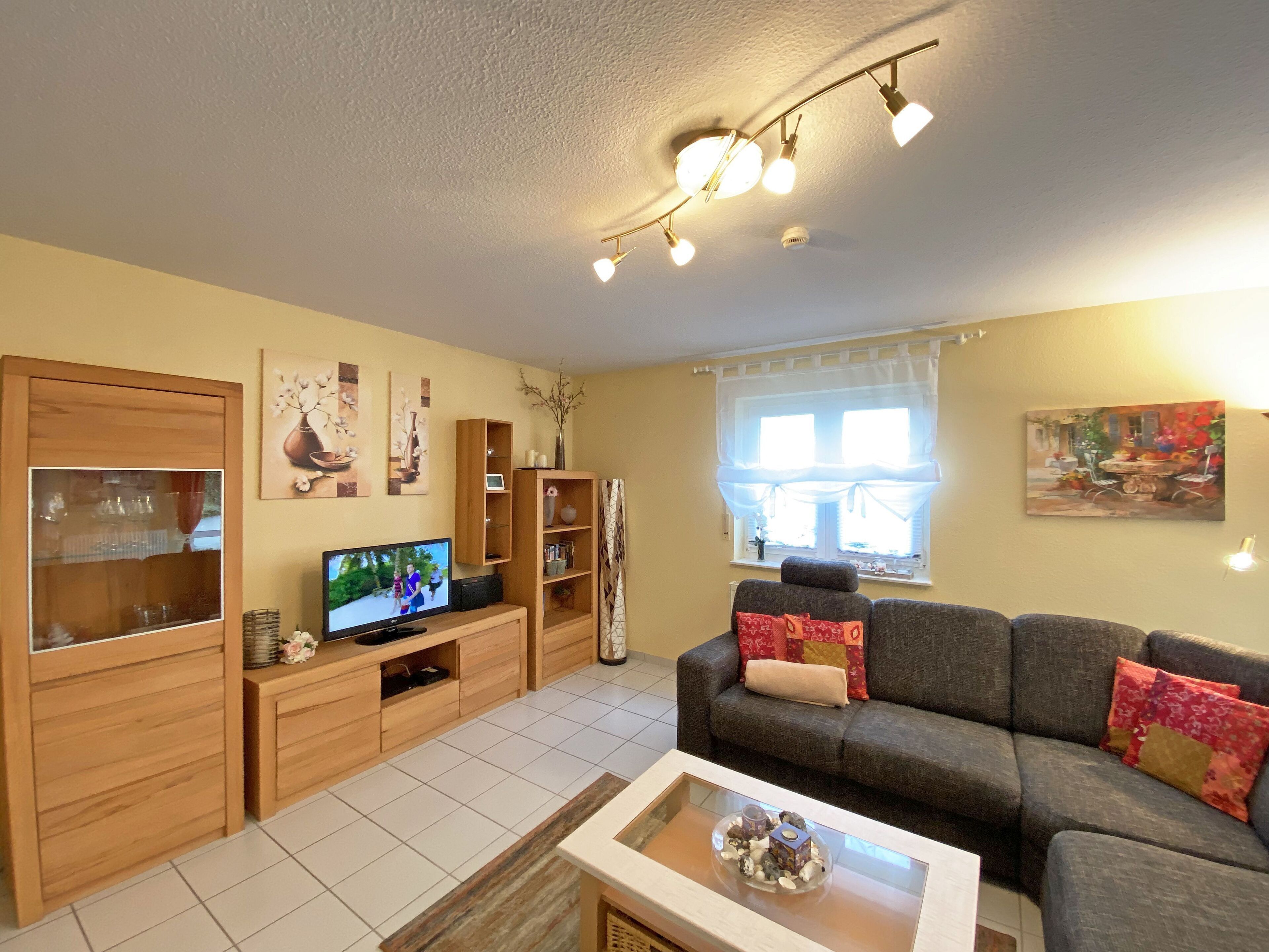 Una televisión de pantalla plana