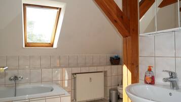 Douche, sèche-cheveux, savon, papier toilette