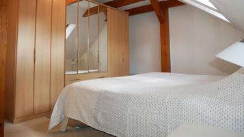 2 bedrooms, travel cot, WiFi