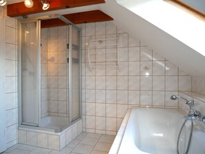 Chuveiro, secador de cabelo, sabonete, papel higiênico