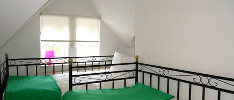 2 bedrooms, travel crib, WiFi