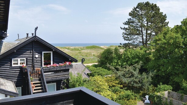 A log cabin with a balcony overlooking a coastal landscape. - 1 bedroom stunning apartment in Hornbæk (Hornbæk)