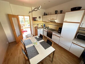 Fridge, microwave, oven, dishwasher - Vacation apartment Am Steigerwald (Erfurt)
