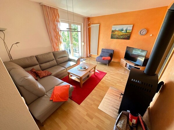 TV, fireplace - Vacation apartment Am Steigerwald (Erfurt)