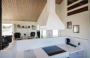 Fridge, stovetop, dishwasher, coffee/tea maker - Amazing home in Løkken with sauna (Løkken)