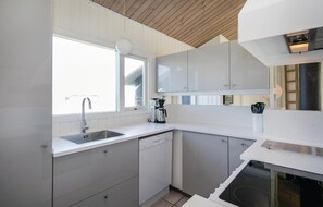 Kylskåp, mikrovågsugn, spishäll och diskmaskin
