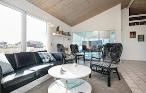 TV, fireplace - Amazing home in Løkken with sauna (Løkken)