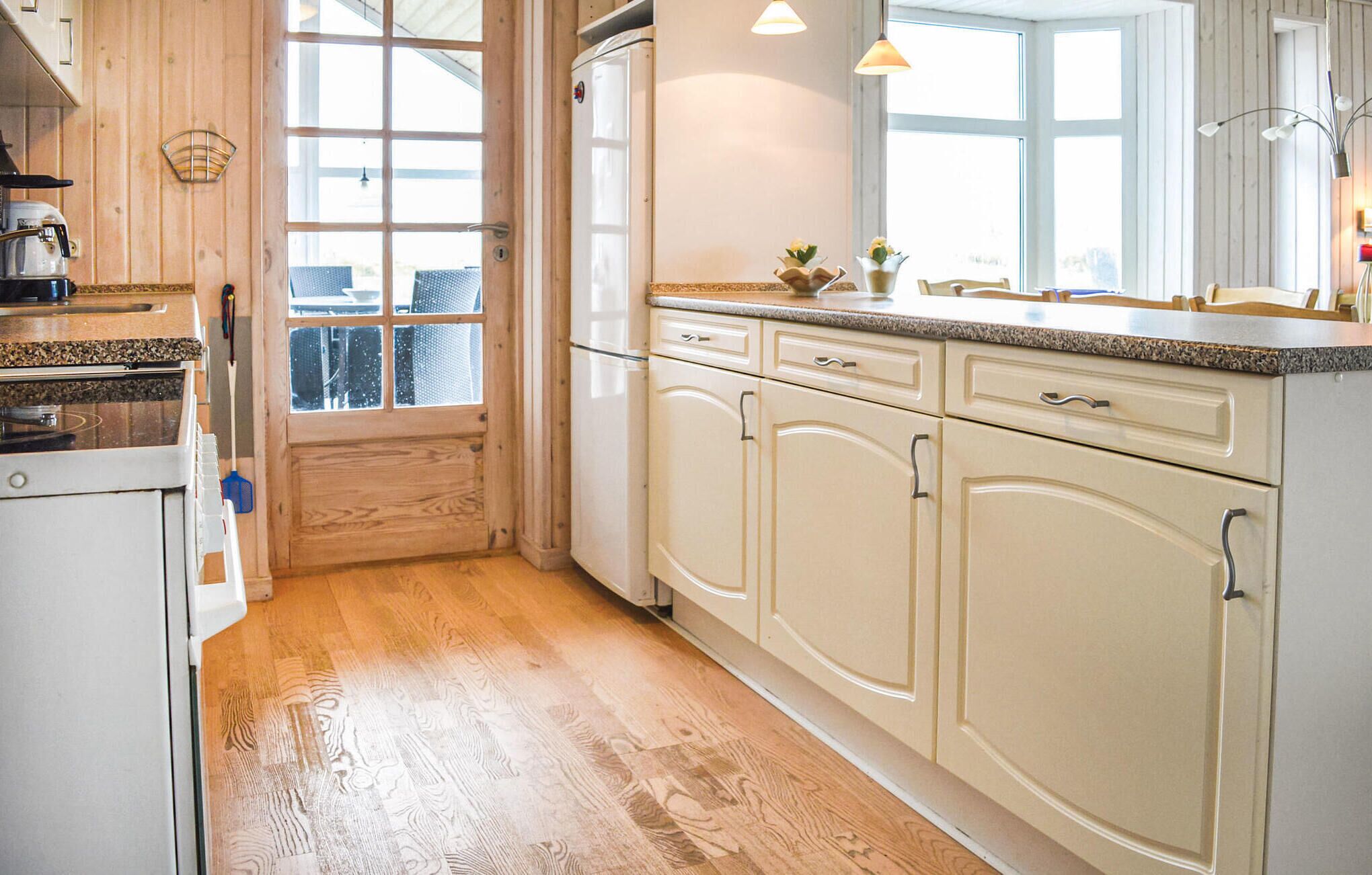 Réfrigérateur, plaque de cuisson, lave-vaisselle, cafetière/bouilloire