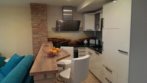 Jääkaappi, mikroaaltouuni, uuni, astianpesukone