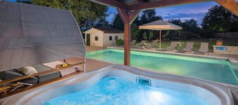 Nice home in Tinjan with jacuzzi