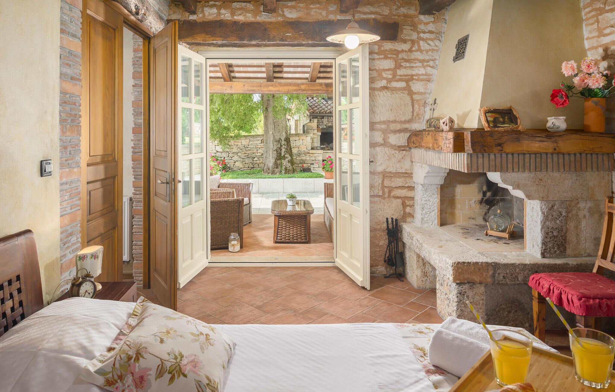 6 bedrooms, travel cot, free WiFi, bed sheets