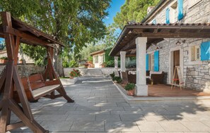 Terrace/patio - Stunning home in Tinjan with sauna (Tinjan)