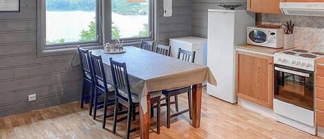 冷蔵庫、コンロ、食器洗い機、コーヒー / ティーメーカー