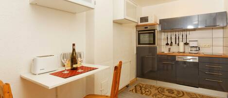 Réfrigérateur, four à micro-ondes, un four, lave-vaisselle