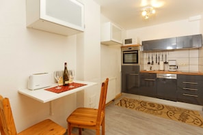 雪櫃、微波爐、焗爐、洗碗機