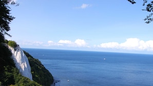 A coastal landscape with a cliff and ocean. - Sunshine house in Baabe - holiday home (Baabe)