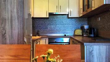 ثلاجة، فرن، موقد طهي مسطح، ماكينة لصنع القهوة/الشاي