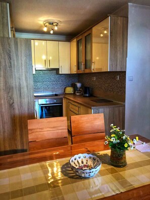 Fridge, oven, stovetop, cookware/dishes/utensils
