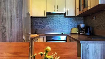 Fridge, oven, stovetop, cookware/dishes/utensils