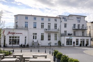 Unclassified image, 3 of 18, button