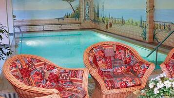 Kolam renang indoor dan sebuah kolam renang air hangat