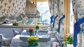 Melayani sarapan, makan siang, makan malam; sajian masakan daerah