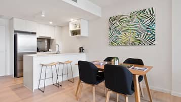 Apartment, 2 Bedrooms, 2 Bathrooms | In-room dining