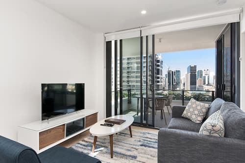 Appartamento, 2 camere da letto, 2 bagni, vista città | Soggiorno | TV LCD 50 pollici con canali digitali, TV