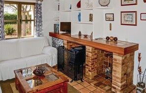 TV, fireplace - Awesome home in Biniali with WiFi (Biniali)